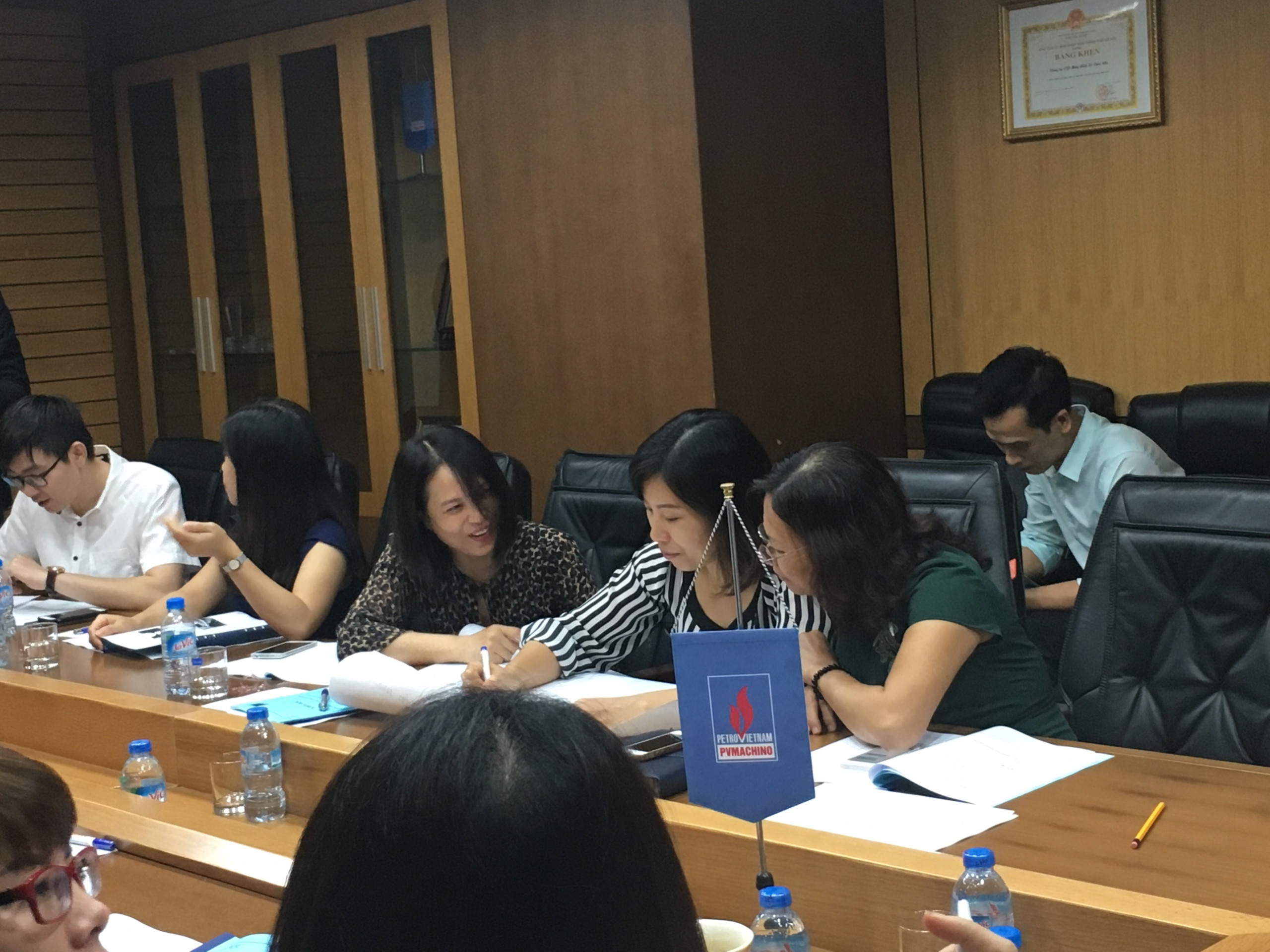 Học vi&ecirc;n c&ugrave;ng trao đổi thảo luận s&ocirc;i nổi