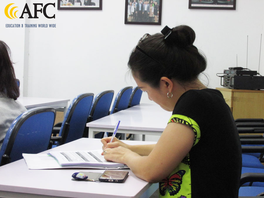 Học vi&ecirc;n chăm ch&uacute; thực h&agrave;nh Casestudy trong buổi học