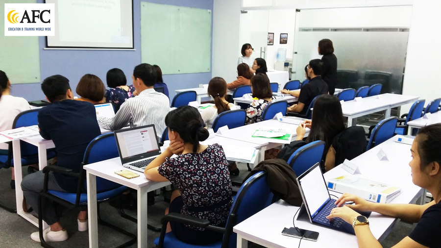 Học vi&ecirc;n CFO K26 ph&aacute;t biểu &yacute; kiến trong buổi học