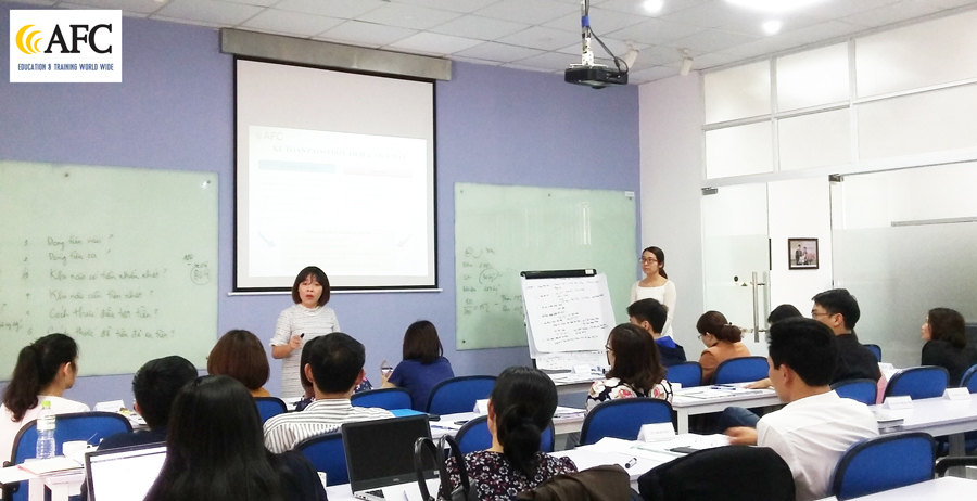 Học vi&ecirc;n CFO K26 tr&igrave;nh b&agrave;y v&agrave; c&ugrave;ng trao đổi casestudy