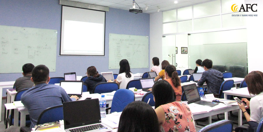 Đ&ocirc;ng đảo học vi&ecirc;n CFO K26 tham gia buổi học