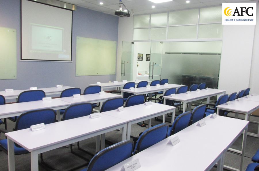 Học vi&ecirc;n CFO K26 thực h&agrave;nh Quản trị d&ograve;ng tiền c&ugrave;ng PGS.TS Đặng Đức Sơn 