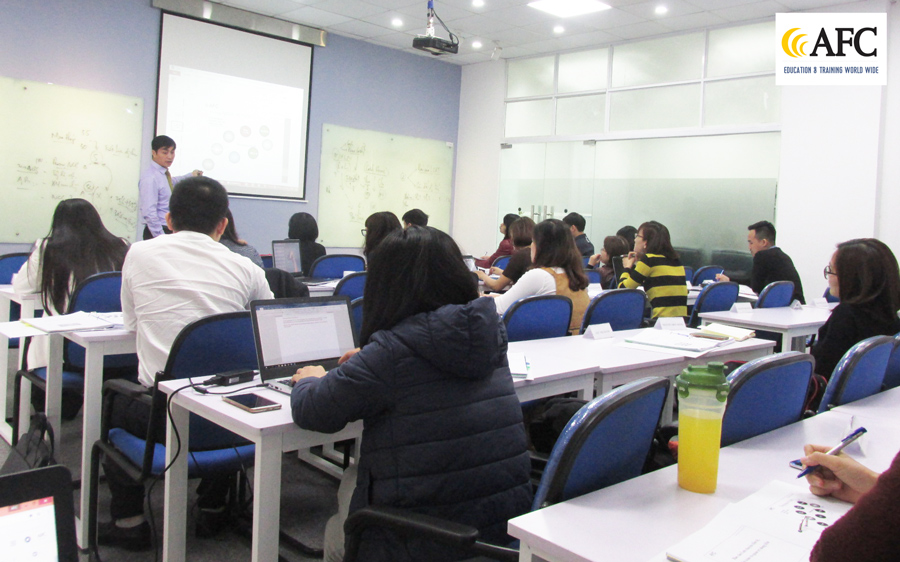 Học vi&ecirc;n CFO K26 thực h&agrave;nh Quản trị d&ograve;ng tiền c&ugrave;ng PGS.TS Đặng Đức Sơn 