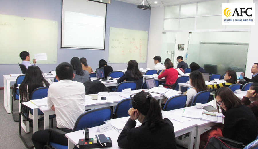 Học vi&ecirc;n CFO K26 thực h&agrave;nh Quản trị d&ograve;ng tiền c&ugrave;ng PGS.TS Đặng Đức Sơn 