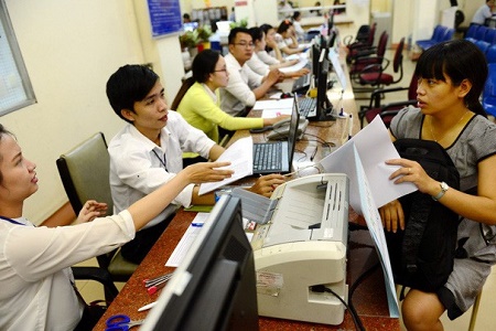 Người dân đến nộp thuế tại một chi cục thuế ở TP. HCM - Ảnh: TTO
