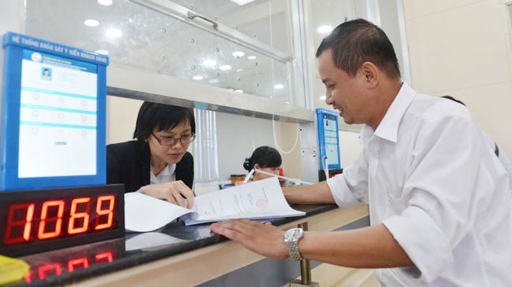 Tăng thuế VAT làm ảnh hưởng đến thu nhập và chi tiêu của các hộ gia đình. Ảnh: Duyên Phan