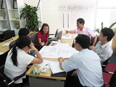 C&aacute;c học vi&ecirc;n đang thảo luận về vai tr&ograve; của phụ tr&aacute;ch sản xuất trong kiểm so&aacute;t doanh nghiệp