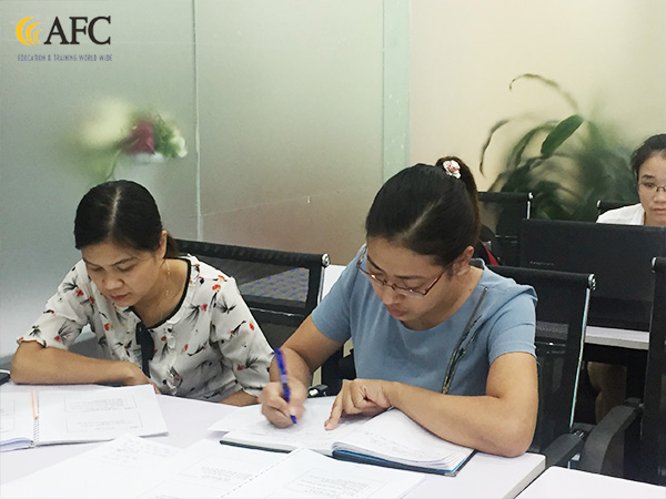Học vi&ecirc;n Kiểm so&aacute;t nội bộ tập trung nghi&ecirc;n cứu trong buổi học