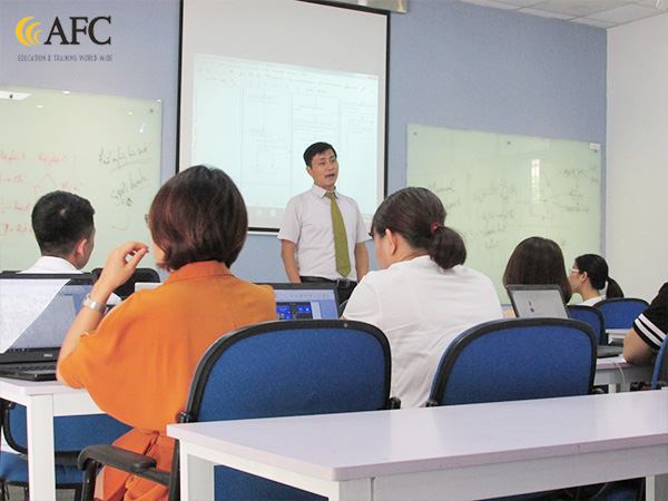 PGS.TS Đặng Đức Sơn giảng dạy lớp Kiểm so&aacute;t nội bộ ng&agrave;y 10/8