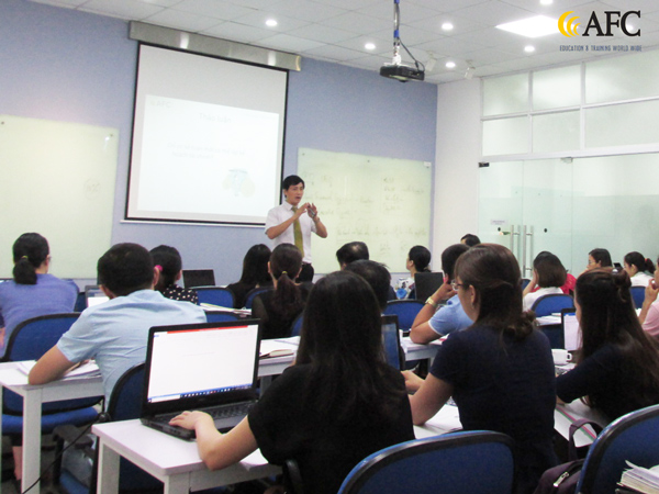 PGS.TS Đặng Đức Sơn đồng h&agrave;nh c&ugrave;ng c&aacute;c Gi&aacute;m đốc T&agrave;i ch&iacute;nh tương lai trong buổi học