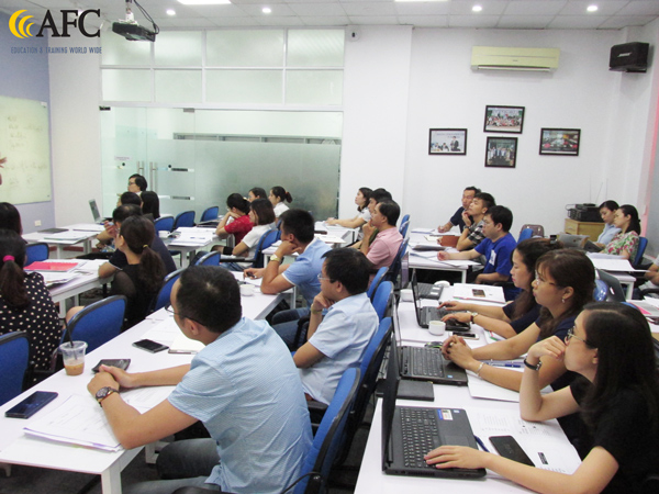 Học vi&ecirc;n lớp CFO chăm ch&uacute; nghi&ecirc;n cứu v&agrave; thực h&agrave;nh lập kế hoạch t&agrave;i ch&iacute;nh doanh nghiệp