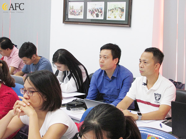 Học vi&ecirc;n lớp CFO rất chăm ch&uacute; v&agrave; tập trung cao độ trong buổi học