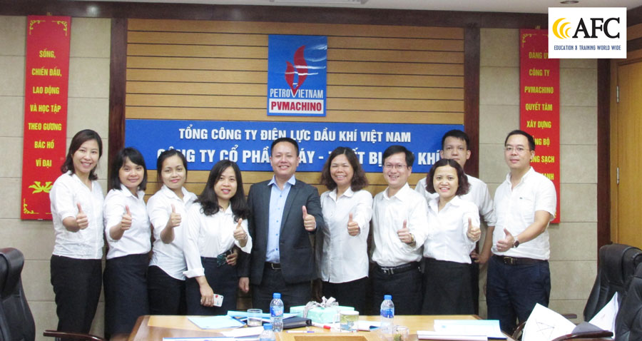 Chụp ảnh lưu niệm cuối khóa cùng giảng viên Nguyễn Bá Cự