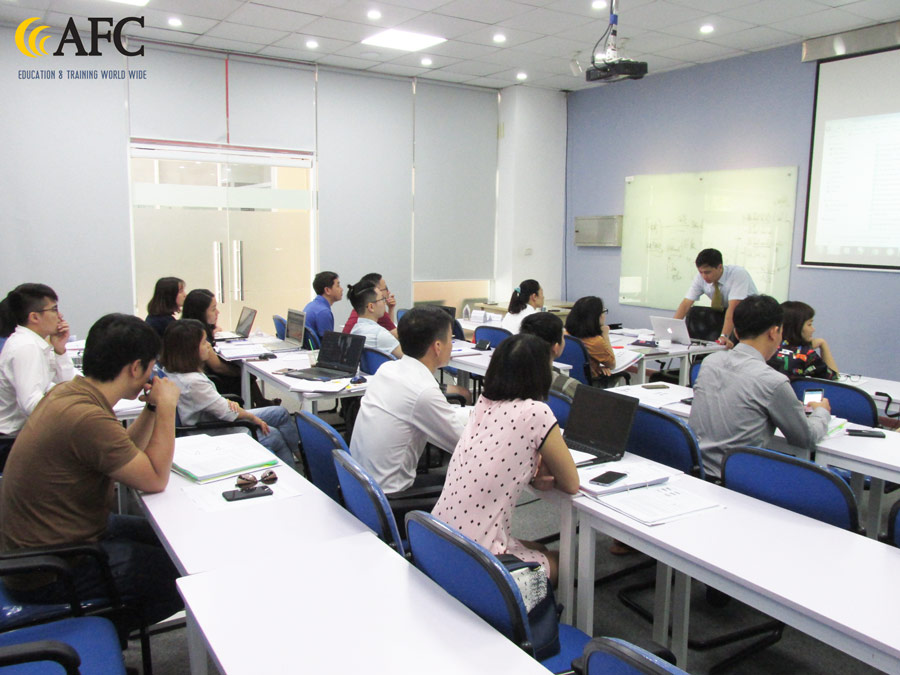 Học viên CFO trao đổi lý thuyết cùng chuyên gia Đặng Đức Sơn