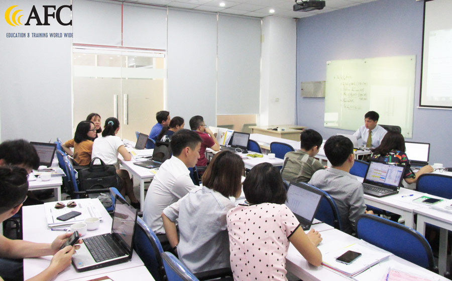 Chuyên gia Tài chính PGS.TS Đặng Đức Sơn hướng dẫn học viên thảo luận