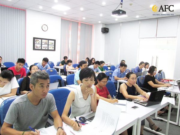 Học vi&ecirc;n CFO chăm ch&uacute;, tập trung trong buổi học