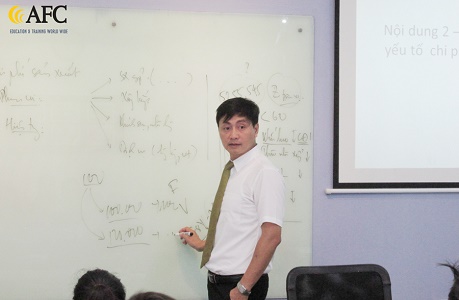 Chuy&ecirc;n gia PGS.TS Đặng Đức Sơn giảng dạy trong buổi học n&agrave;y