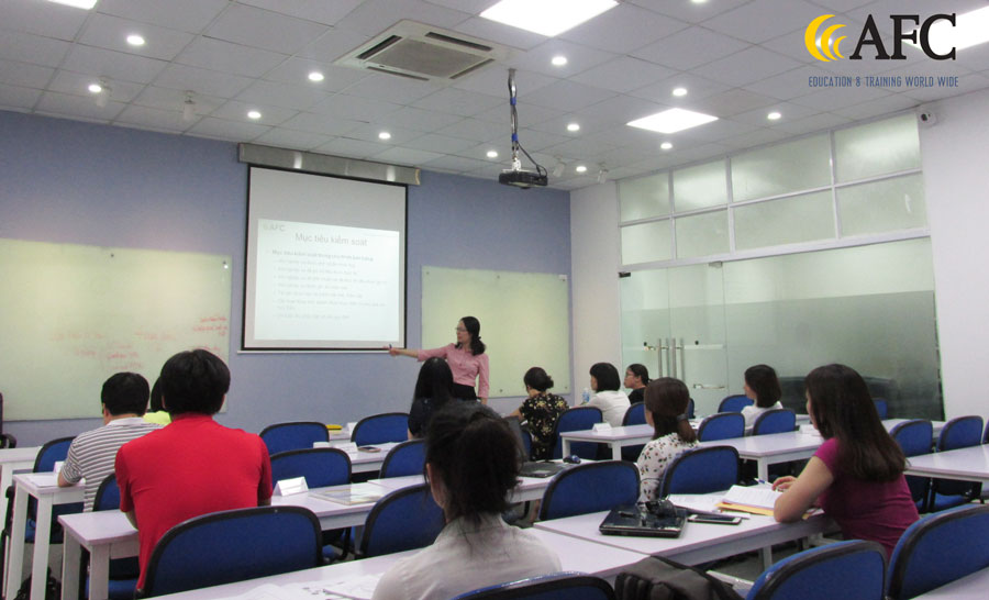 Chuy&ecirc;n gia Nguyễn Thị Hương Li&ecirc;n giảng dạy lớp Kiểm so&aacute;t nội bộ ng&agrave;y 27/5