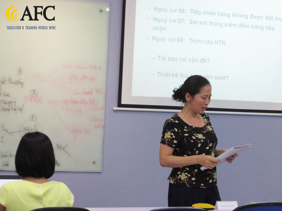 Học vi&ecirc;n Kiểm so&aacute;t nội bộ thảo luận trong buổi học