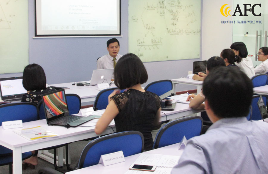 PGS.TS Đặng Đức Sơn giảng dạy lớp Kiểm so&aacute;t nội bộ ng&agrave;y 26/5