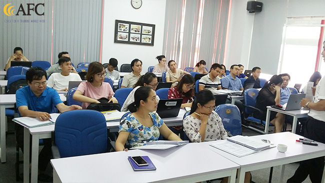 C&aacute;c học vi&ecirc;n đều tập trung cao độ, nghi&ecirc;m t&uacute;c nghi&ecirc;n cứu