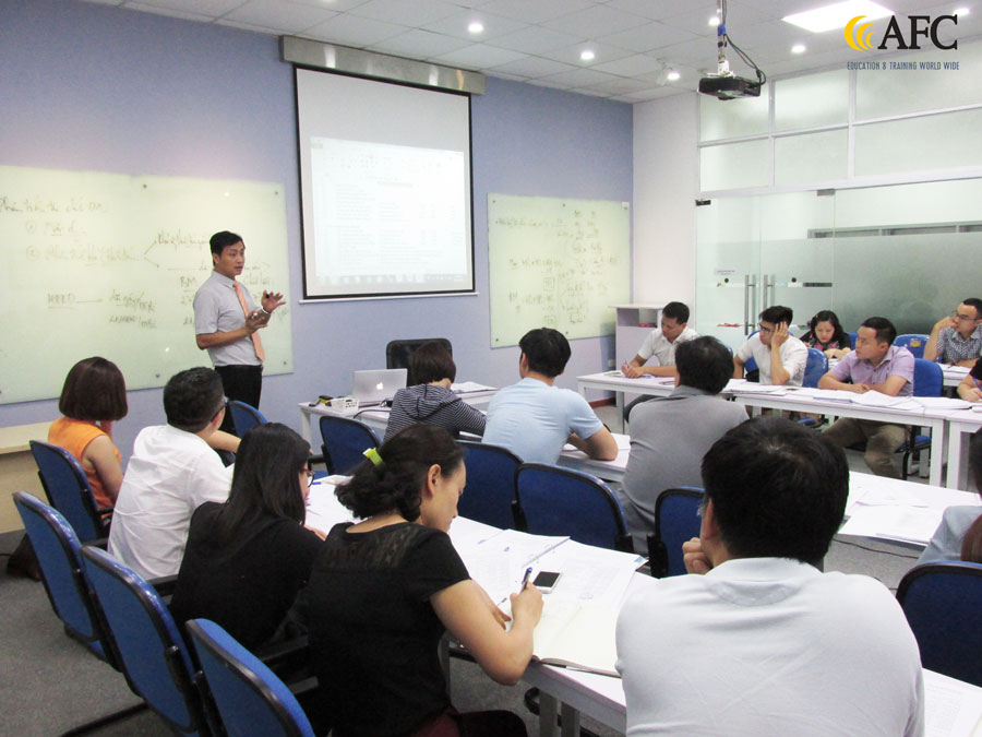 PGS.TS Đặng Đức Sơn đồng h&agrave;nh c&ugrave;ng CFO K28 trong buổi học n&agrave;y