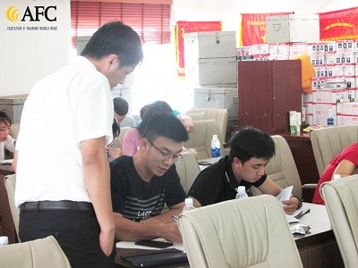 Chuy&ecirc;n gia Đặng Đức Sơn hướng dẫn học vi&ecirc;n thực h&agrave;nh ph&acirc;n t&iacute;ch v&agrave; quản trị d&ograve;ng tiền