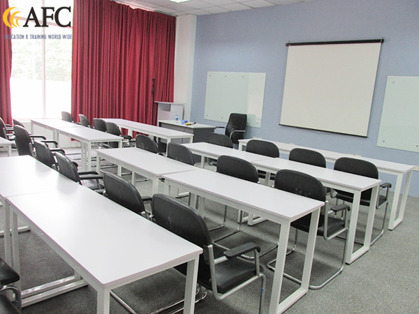 Phòng học số 2 có bảng kính và máy chiếu