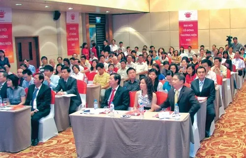 Co-dong-nho-le-Bam-viu-vao-dau-2012-03-01-09-27-33