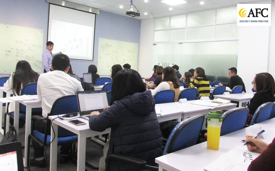 Hoc-vien-CFO-K26-thuc-hanh-Quan-tri-dong-tien-cung-PGSTS-Dang-Duc-Son-2018-04-10-07-49-33