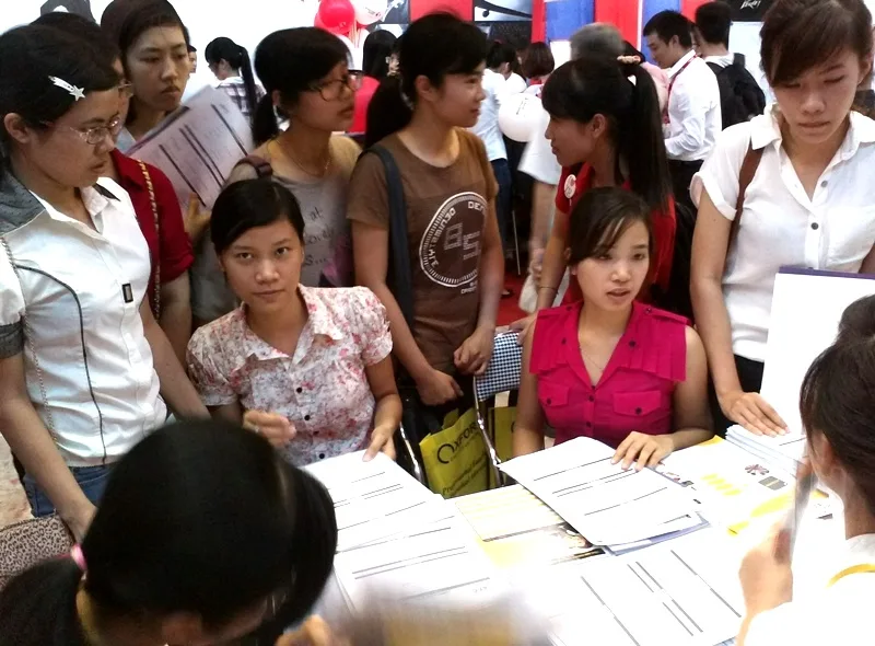 Sinh-vien-dac-biet-quan-tam-toi-co-hoi-viec-lam-tai-AFC-Vietnam-2012-05-15-15-10-45