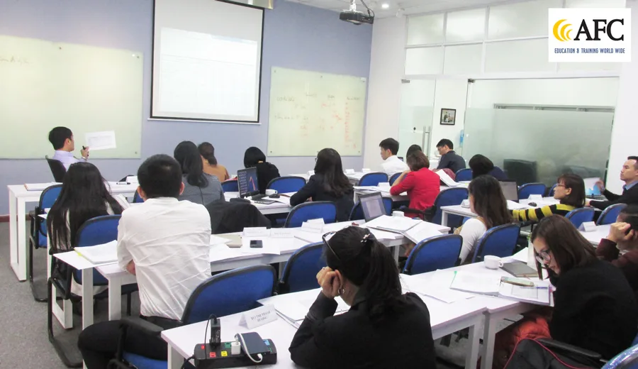 Học viên CFO K26 thực hành Quản trị dòng tiền cùng PGS.TS Đặng Đức Sơn 