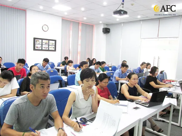 Học viên CFO chăm chú, tập trung trong buổi học