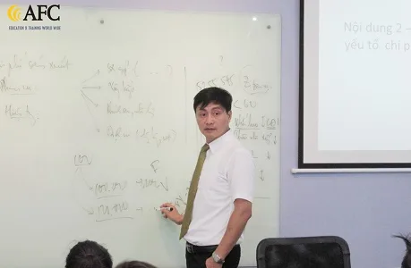 Chuyên gia PGS.TS Đặng Đức Sơn giảng dạy trong buổi học này