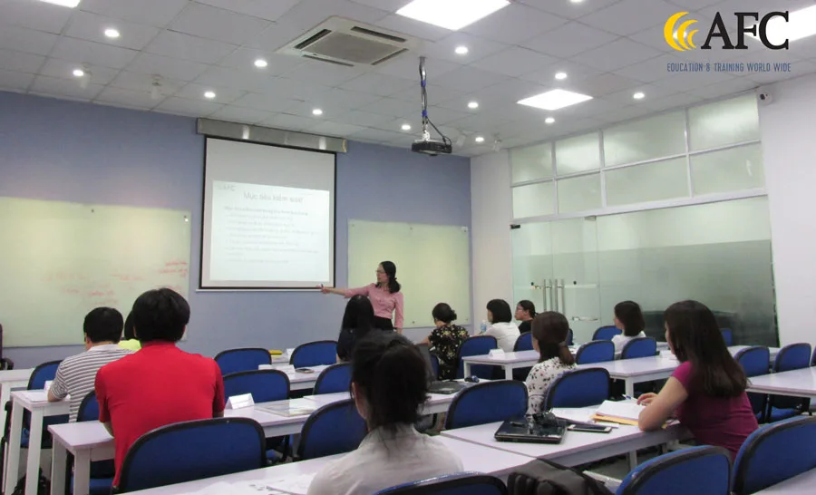 Chuyên gia Nguyễn Thị Hương Liên giảng dạy lớp Kiểm soát nội bộ ngày 27/5