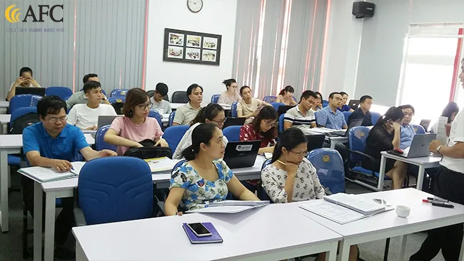 Các học viên đều tập trung cao độ, nghiêm túc nghiên cứu